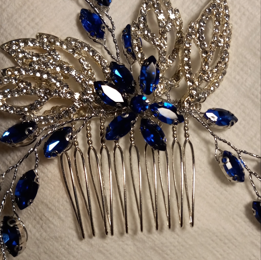 Beautiful Blue Hair Comb - Picture 2 of 16